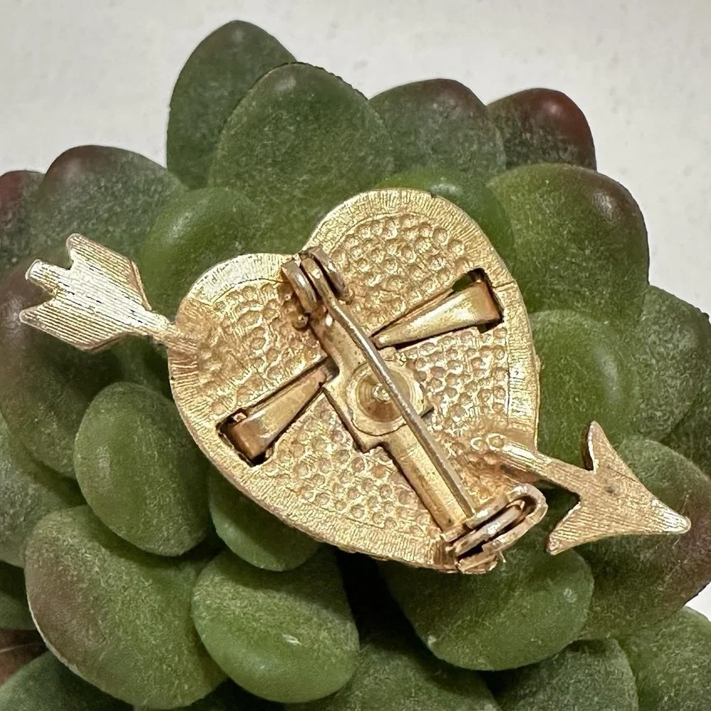 Vintage Gold-Tone Heart & Arrow Brooch with Faux Pearls – Romantic Statement Pin